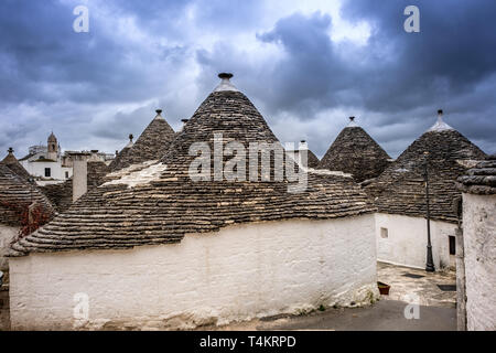 Trulli Kuppeln, traditionelle Häuser mit Trockenmauern und Kegeldach, Alberobello erbaut, UNESCO-Weltkulturerbe, Valle Itria, kleine Stadt in der Nähe von Bari Stockfoto