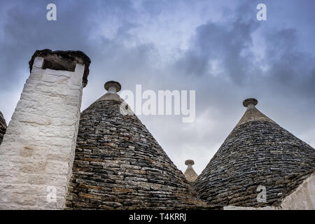Trulli Kuppeln, traditionelle Häuser mit Trockenmauern und Kegeldach, Alberobello erbaut, UNESCO-Weltkulturerbe, Valle Itria, kleine Stadt in der Nähe von Bari Stockfoto