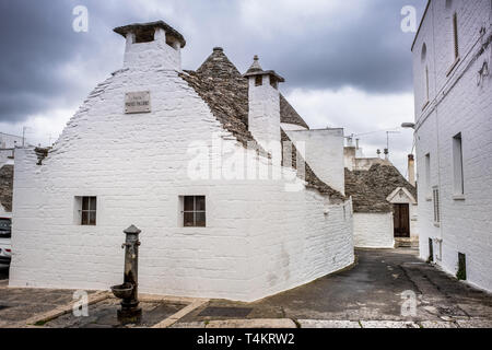 Trulli Kuppeln, traditionelle Häuser mit Trockenmauern und Kegeldach, Alberobello erbaut, UNESCO-Weltkulturerbe, Valle Itria, kleine Stadt in der Nähe von Bari Stockfoto