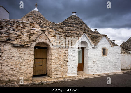Trulli Kuppeln, traditionelle Häuser mit Trockenmauern und Kegeldach, Alberobello erbaut, UNESCO-Weltkulturerbe, Valle Itria, kleine Stadt in der Nähe von Bari Stockfoto