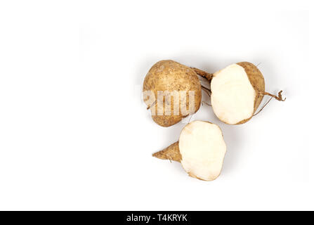 Closeup Gruppe von JICAMA oder Pachyrhizus erosus isoliert auf weißem Hintergrund Stockfoto