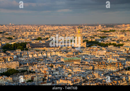 Paris, Frankreich die Skyline in der Dämmerung. Notre Dame, die Armee Museum Musée de l'Armée, Kuppeln, historische Gebäude. Blattgold, vergoldeten Kuppel. 7. Arrondissement Stockfoto