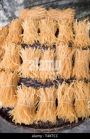 Nudeln trocknen in der Sonne auf dem Markt von Hoi An Vietnam Stockfoto