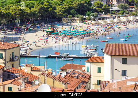 Strand der Côte d'Azur mit Touristen mit Sonnenliegen und Sonnenschirmen auf den heißen Sommer Tag Stockfoto