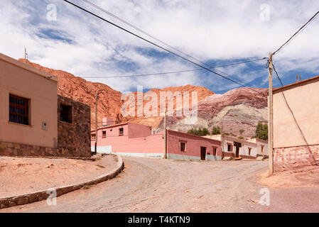 Blick auf die Straße von Purmamarca, in der Provinz Jujuy, Argentinien. Stockfoto