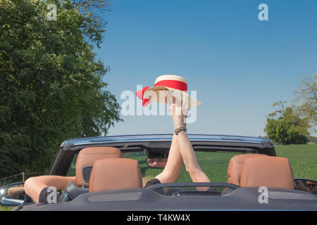 Gerne älteres Paar im Auto Stockfoto