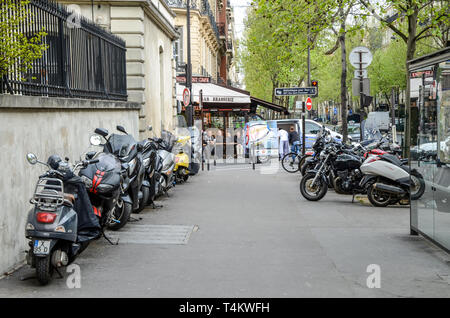 Paris, Frankreich Straße. Französische Straße. Rue Saint-Dominique mit Bar Brasserie Restaurant mit Menschen. Van Lieferung. Motorräder und Mopeds Stockfoto