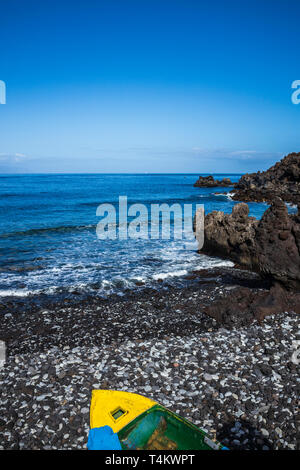 Alten hölzernen Ruderboot auf einem steinigen Strand in einer Bucht bei Fonsalia, Playa San Juan, Teneriffa, Kanarische Inseln, Spanien Stockfoto