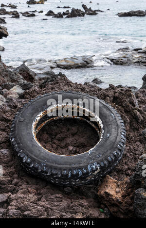 Alte LKW-Reifen gewaschen oben auf den Felsen am Playa San Juan, Teneriffa, Kanarische Inseln, Spanien Stockfoto