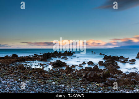 Marine die Küste von West Teneriffa in der Dämmerung mit Langzeitbelichtung Fotografie mit des Anlaßsicherheitssystems dichte Filter seidigen Wasser und Bewegung in Th zu erstellen Stockfoto