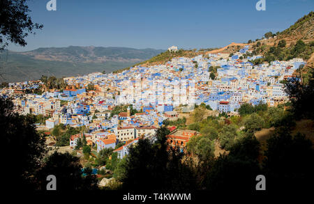 Von der Spitze des Hügels am Jemaa Bouzafar, es Befehle Panoramablick auf die Medina, die neue Stadt und die kalkgipfel des Rif Gebirge Stockfoto