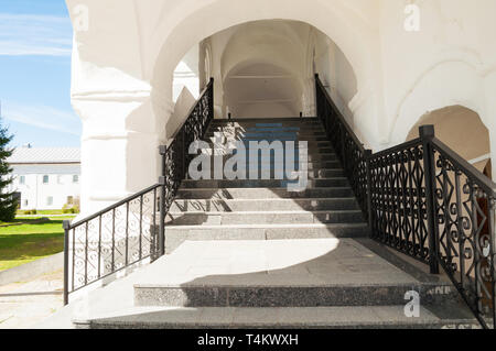 Treppe mit antiken schmiedeeisernen Geländer in Nicholas Vyazhischsky stauropegic Kloster, Weliki Nowgorod, Russland Stockfoto