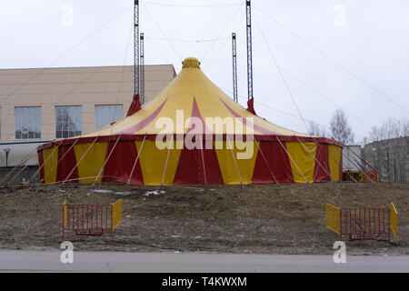 Großes zelt Tops en gelben und roten Zelt Farben Stockfoto