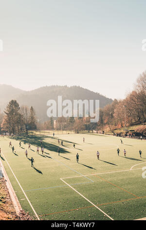 Fußball/Fußball-Mannschaft, die eine lokale Match auf der grünen Wiese an einem Sonntag Nachmittag. Stockfoto