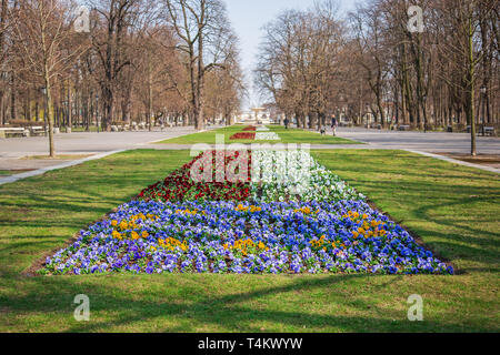 Warschau, Polen - April 3, 2019: Schöne Sächsische Garten, Park mit roten, blauen und weißen Blumen. Orod Saski, einem öffentlichen Park im Zentrum der Stadt. Stockfoto