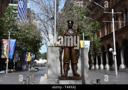 Sydney, Australien - Nov 4, 2018. Zwei bronzene Statuen ein Soldat und ein Matrose die Bewachung der kenotaph. Es ist eine der ältesten Weltkrieg Denkmäler im Mar Stockfoto