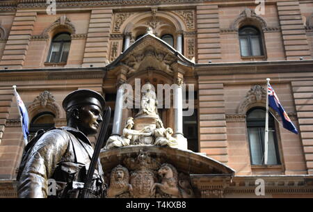 Sydney, Australien - Nov 4, 2018. Sailor Statue mit dem General Post Office im Hintergrund, die das ehrenmal am Martin Place Sydney Austr Stockfoto