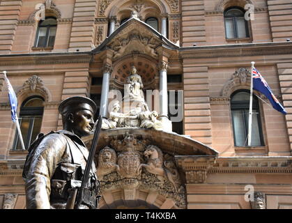 Sydney, Australien - Nov 4, 2018. Sailor Statue mit dem General Post Office im Hintergrund, die das ehrenmal am Martin Place Sydney Austr Stockfoto