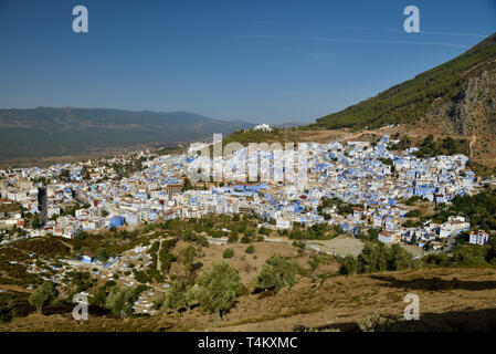 Stehend auf einem Hügel 200 Meter über Chaouen ist Jemaa Bouzafar, einem weiß getünchten Spanisch Moschee. Es Befehle Panoramablick auf die Medina, das neue Stockfoto