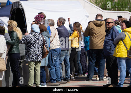 Messe Pendler Hintergrund. Absichtlich verschwommene Post Produktion. Russland Berezniki, 26. Mai 2019. Stockfoto