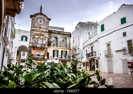 Cisternino, der Clock Tower, das Itriatal, blickt auf, der in den sogenannten Murgia dei Trulli - Apulien, Italien Stockfoto