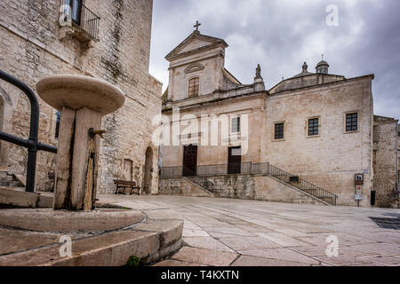 Cisternino, matrix Kirche des Heiligen Nikolaus, das Itriatal, blickt auf, der in den sogenannten Murgia dei Trulli - Apulien, Italien Stockfoto