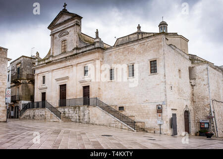 Cisternino, matrix Kirche des Heiligen Nikolaus, das Itriatal, blickt auf, der in den sogenannten Murgia dei Trulli - Apulien, Italien Stockfoto