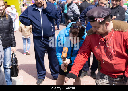 Unscharfer Hintergrund: Menschen einkaufen bei Markt Messe in sonniger Tag, blur Hintergrund mit Bokeh. Russland Berezniki, 26. Mai 2019. Stockfoto