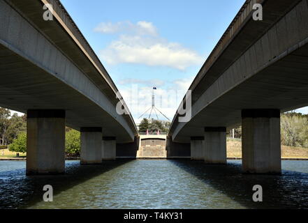 Commonwealth Brücke über den Lake Burley Griffin in Australien Hauptstadt Canberra. Australische Parlament am Ende der Brücke. Brücken zwei Roa Stockfoto