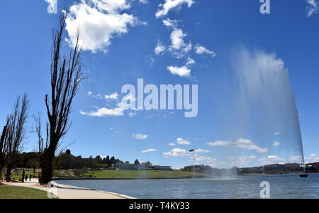 Blick auf den Captain Cook Memorial Wasserstrahl, Commonwealth Park und nationale Hauptstadt Ausstellung am Lake Burley Griffin. Stockfoto