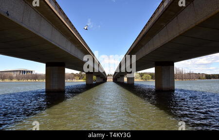 Commonwealth Brücke über den Lake Burley Griffin in Australien Hauptstadt Canberra. Australische Parlament am Ende der Brücke. Brücken zwei Roa Stockfoto