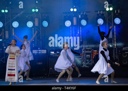 Ensemble von Künstlern auf der Bühne Tablaos El Cardenal Cordoba Spanien. Russland Berezniki, 26. Mai 2019. Stockfoto