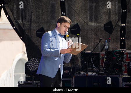 Der Entertainer. Junge elegante reden Mann, Mikrofon, auf weißem Hintergrund. Russland Berezniki, 26. Mai 2019. Stockfoto