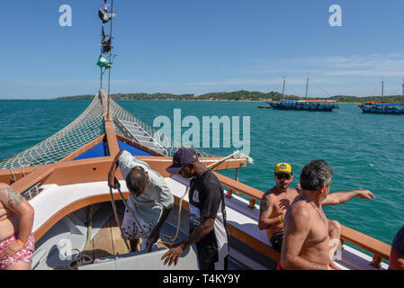 Insel Itaparica, Brasilien - 4. Februar 2019: Leute auf einem touristenboot auf Itaparica Insel auf Brasilien Stockfoto