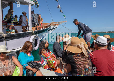 Insel Itaparica, Brasilien - 4. Februar 2019: Leute auf einem touristenboot auf Itaparica Insel auf Brasilien Stockfoto