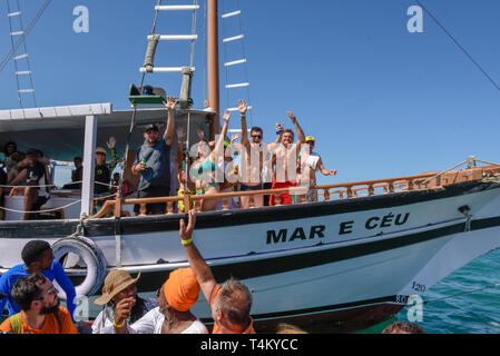 Insel Itaparica, Brasilien - 4. Februar 2019: Leute Gruß von einem Touristenboot auf Itaparica Insel auf Brasilien Stockfoto