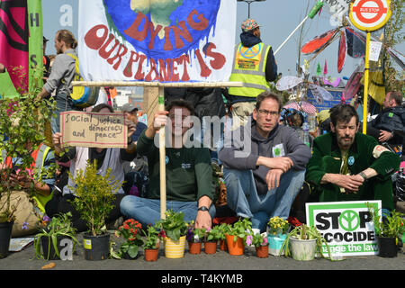 Aussterben Rebellion Protest in London. Umweltaktivisten blockieren den Verkehr auf der Waterloo Bridge. Stockfoto