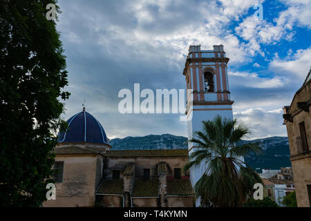 Denia, Alicante, Spanien, 21. November 2018: Dächer und Glockenturm der Kirche der Muttergottes von der Annahme Stockfoto