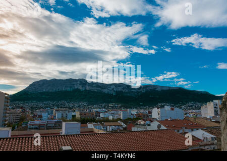 Denia, Alicante, Spanien, 21. November 2018: einige Dächer und Häuser des Dorfes und einer Urbanisation unter den Berg Montgo Stockfoto