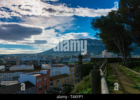 Denia, Alicante, Spanien, 21. November 2018: Blick auf die Stadt und den Berg Montgo von der Burg Stockfoto