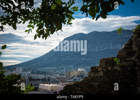 Denia, Alicante, Spanien, 21. November 2018: Wohnhäuser an der Unterseite des Berges Montgo vom Schloss erfasst Stockfoto
