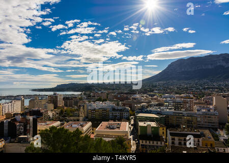 Denia, Alicante, Spanien, 21. November 2018: Blick auf die Stadt und den Berg Montgo von der Burg Stockfoto