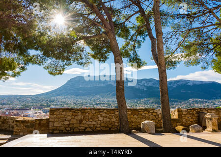 Denia, Alicante, Spanien, 21. November 2018: Blick auf die Stadt und den Berg Montgo von der Burg Stockfoto