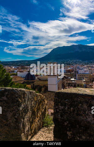 Denia, Alicante, Spanien, 21. November 2018: zinne Mauer, mit Blick auf das Dorf, Berg Montgo und Wohnhäuser Stockfoto