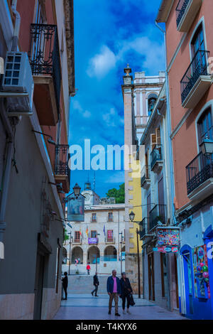 Denia, Alicante, Spanien, 21. November 2018: Commercial Street, Zugriff auf den Rathausplatz und die Kirche Stockfoto