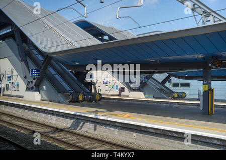 Ein Mann nutzt einen Geldautomaten auf den Plattformen am Bahnhof Reading Stockfoto