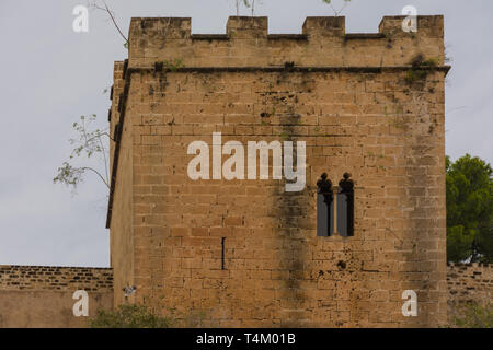 Denia, Alicante, Spanien, 21. November 2018: Turm der Burg von Denia am Eingang Süd Stockfoto