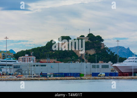 Denia, Alicante, Spanien, 21. November 2018: Die Burg von Denia mit de port Slipway im Vordergrund und einige Boote Stockfoto