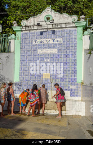 Insel Itaparica, Brasilien - 4. Februar 2019: Menschen Trinkwasser der kolonialen Brunnen bei Itaparica Insel auf Brasilien Stockfoto