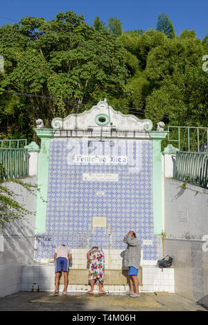 Insel Itaparica, Brasilien - 4. Februar 2019: Menschen Trinkwasser der kolonialen Brunnen bei Itaparica Insel auf Brasilien Stockfoto